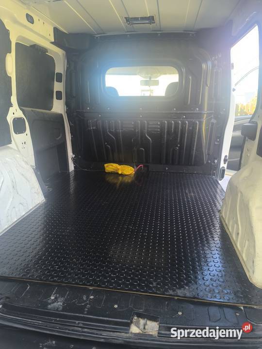 Opel Combo blaszak 2012 doinwestowany nieuszkodzony Samochody dostawcze Dębno