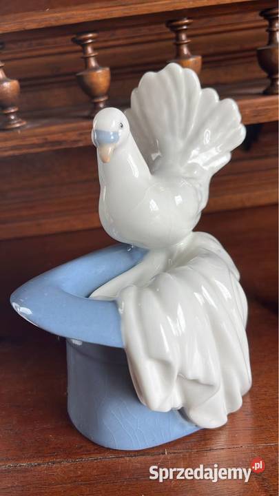 Figurka Gołąb wychodzący z niebieskiego cylindra Porcelana i szkło Gdańsk sprzedam