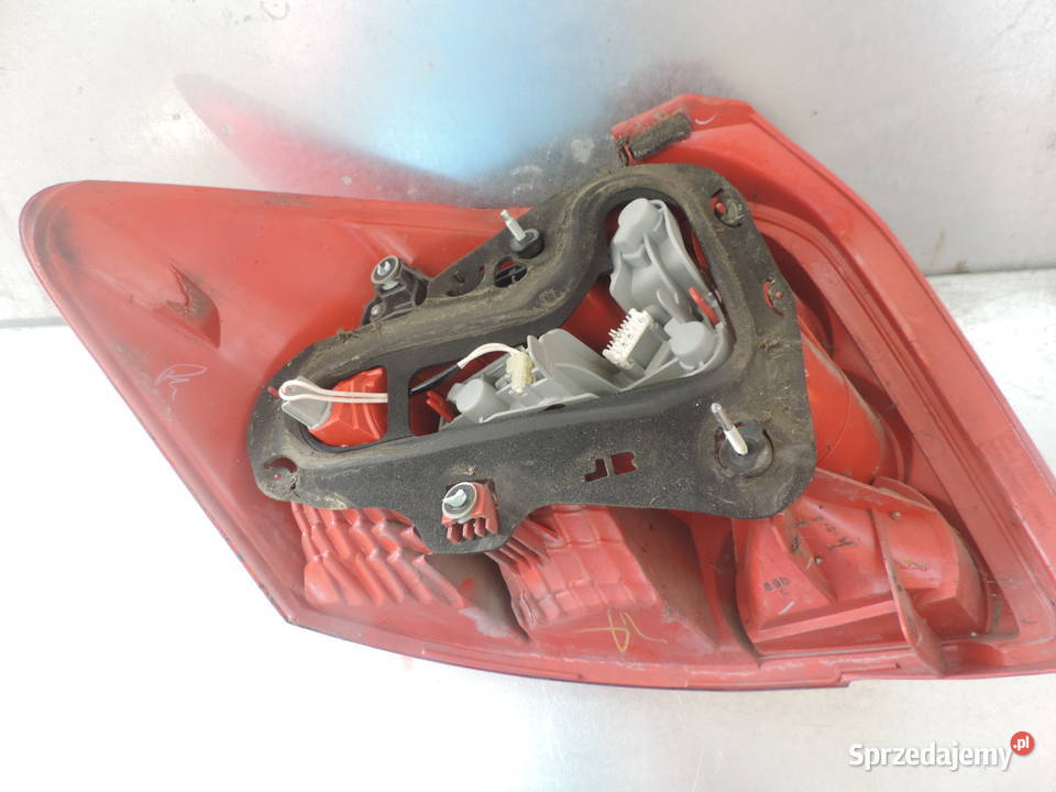 TOYOTA AURIS 1 E15 HB LAMPA PRAWA TYLNA PRAWY