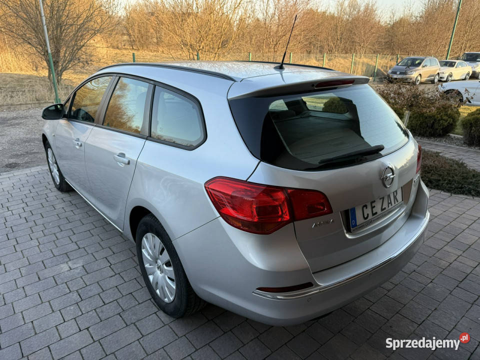 Opel Astra Sports Tourer Opel Astra 16 diesel srebrny Konradów