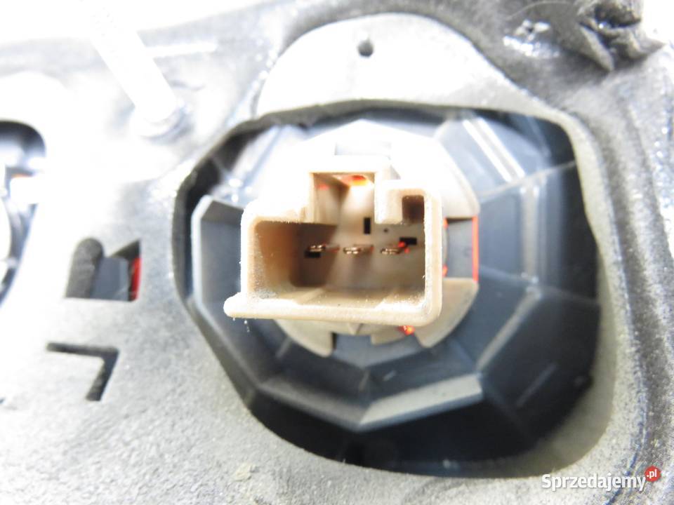 LAMPA PRAWA TYLNA TOYOTA AVENSIS VERSO osobowe Lampy tylne sprzedam