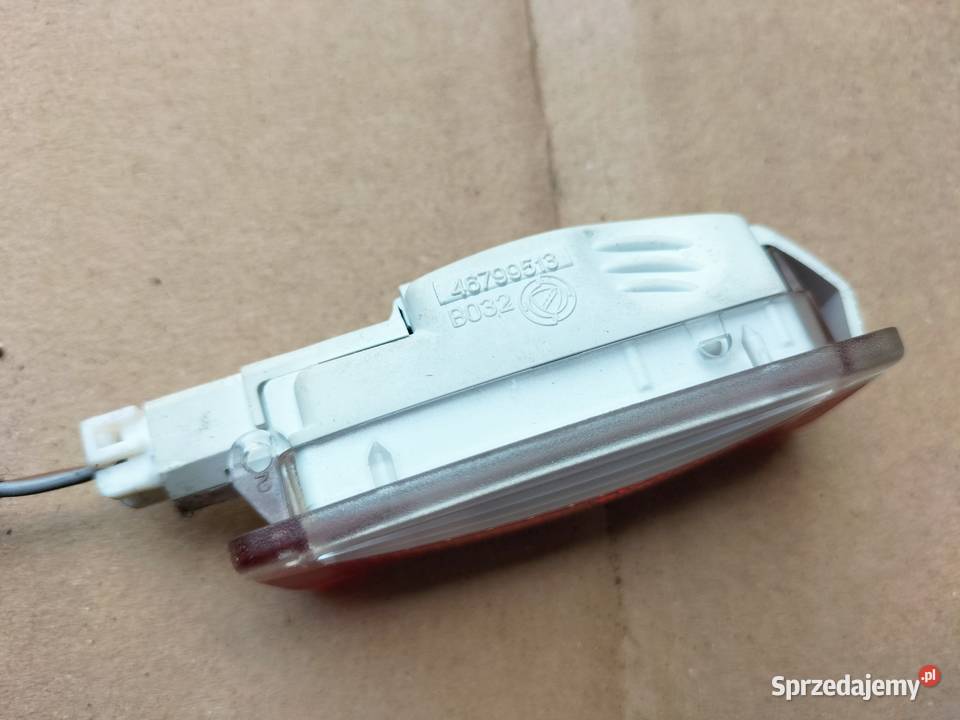 FIAT STILO 46799513 LAMPKA BOCZKA DRZWI LEWY Kamień-Kolonia