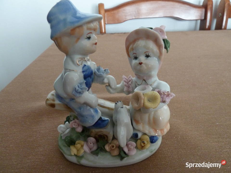 Porcelanowa figurka chłopiec i dziewczynka na Warszawa