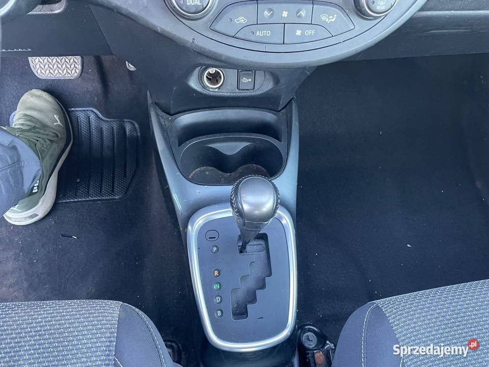 TOYOTA Yaris III 12 100 Hybride Cacharel DV170 Rzeszów