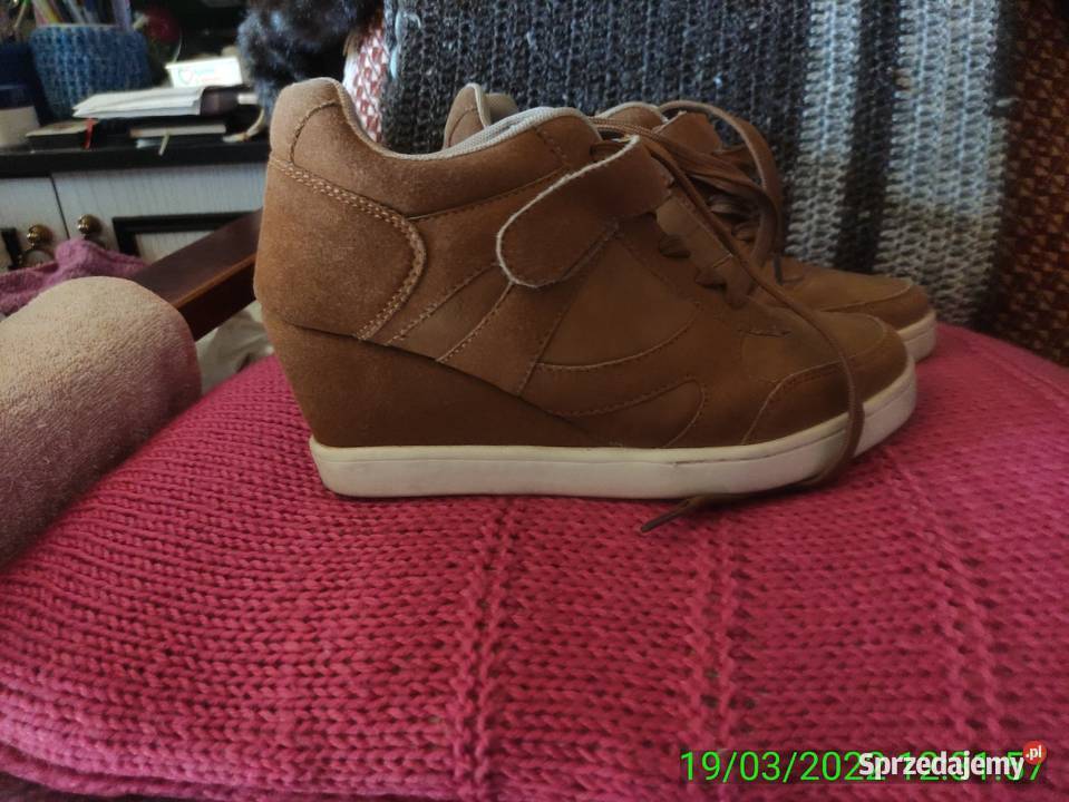 Zamszowe sneakersy na koturnie Obuwie sportowe Łódź