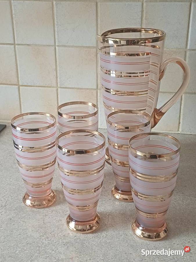 vintage dzbanek ze szklankami