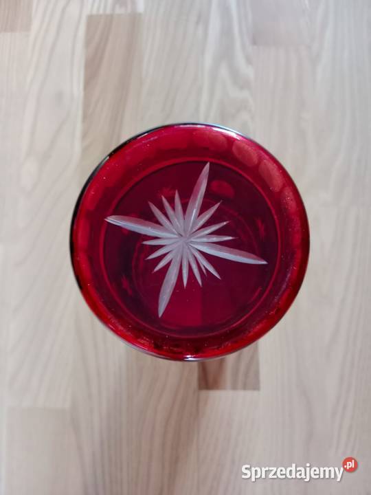 wazon z czerwonegokolorowego szkła