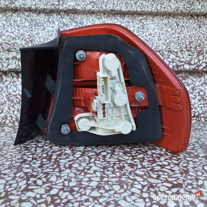 BMW E90 Lampa tylna lewa w błotnik 6937457 Oświetlenie Dębica