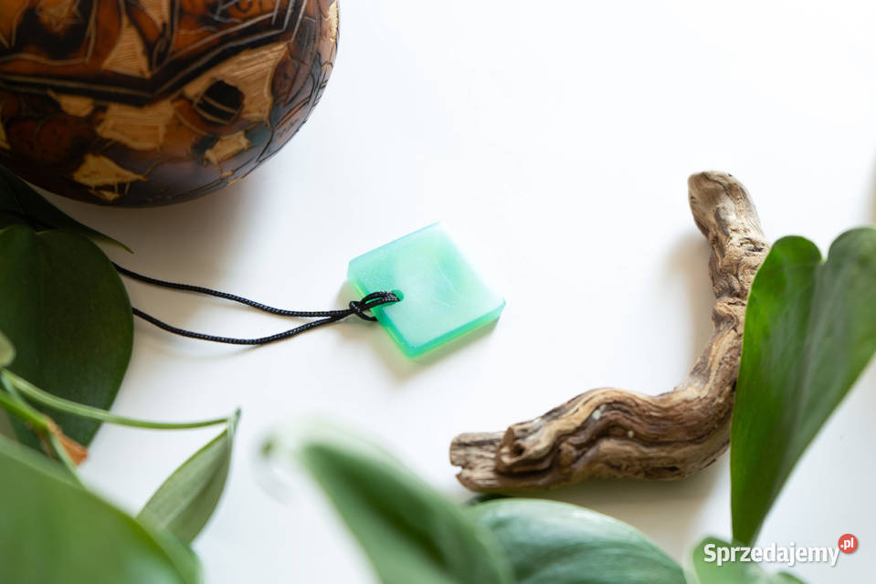 Turkusowy wisiorek kwadrat świeci w ciemności i sprzedam