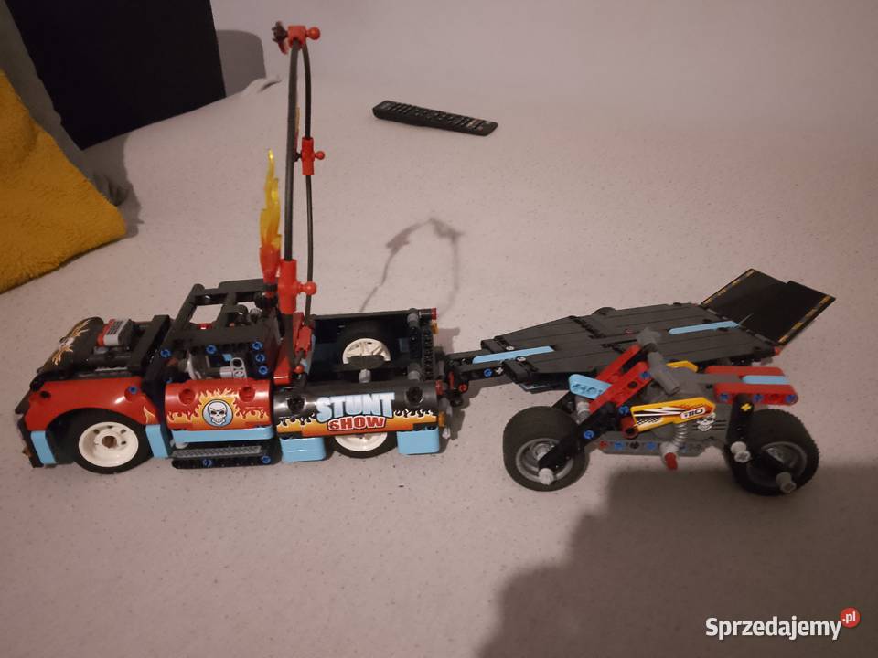 LEGO Technic 42106 furgonetka z przyczepą i Klocki łódzkie Gaszyn