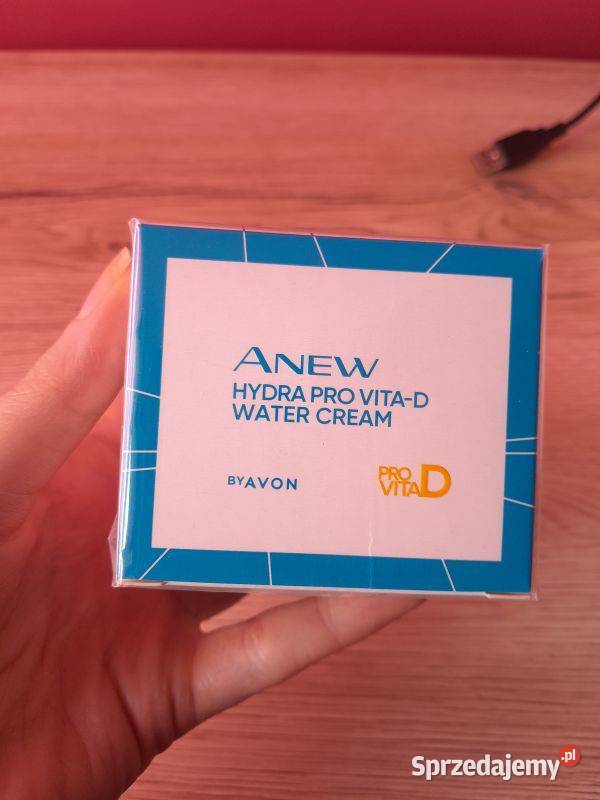 Nawilżający krem aktywujący wit D Avon Anew 50ml