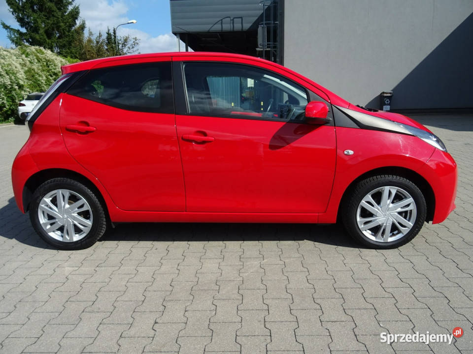 Toyota Aygo Niezawodny i ekonomiczny samochód z czerwony Łódź