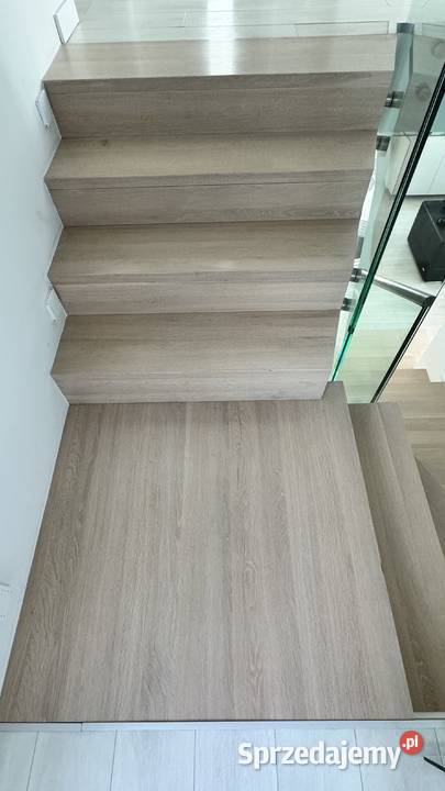 PIĘKNE DREWNIANE SCHODY DYWANOWE szerokie Schody wewnętrzne