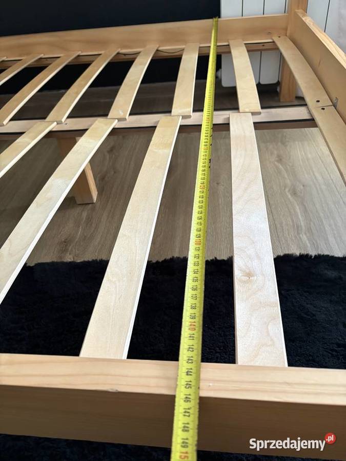Drewniane łóżko ze stelażem