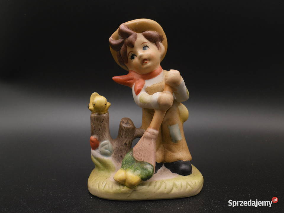 Ceramiczna figurka przedstawiająca chłopca Raszków