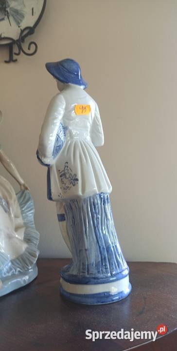 Figurka młodzieńca z koszykiem owoców Bez Porcelana i szkło Gdańsk