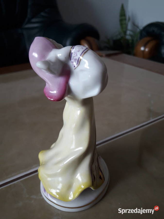 Figurka Tańcząca dziewczyna Turygiński Gzhel Porcelana i szkło Janów Lubelski