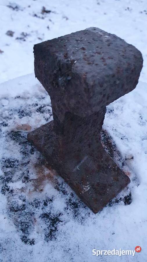 Kowadło z zabytkowej starej szyny kolejowej