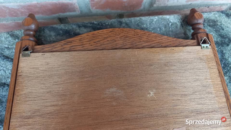 Lustro w drewnianej ramie ze szkatułką schowkiem Gawroniec