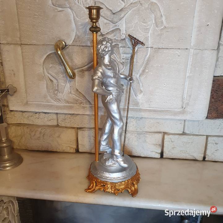 Figuralnasygnowana podstawa do naftowejświecznik