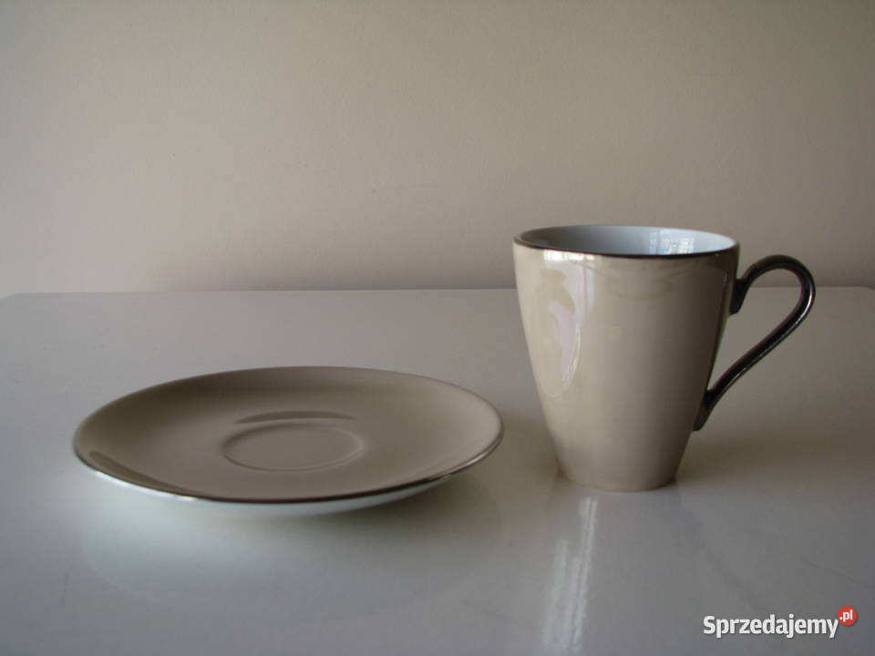 Piękna porcelanowa perłowobrązowa filiżanka z Brzegi