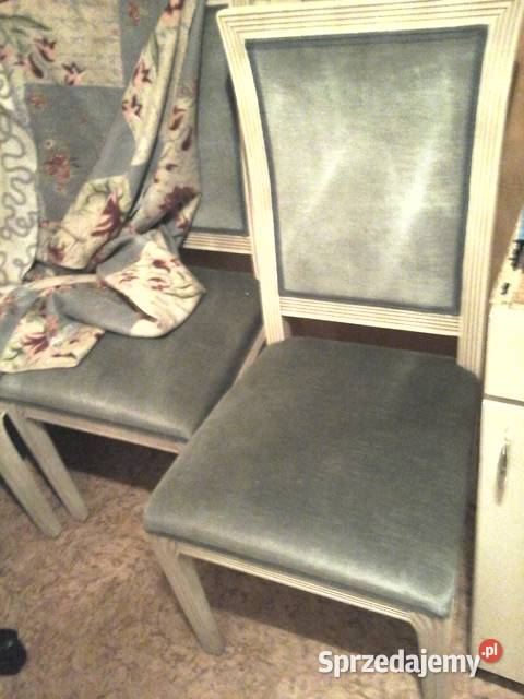 Cztery białe drewniane krzesła i stoł okrągły Głogów