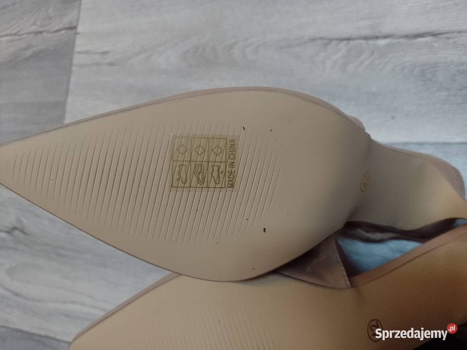 4041 Hologramowe beżowe czółenka wieczorowe z małopolskie