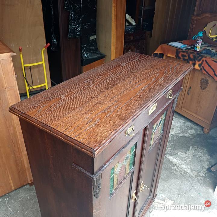 Stylowa Bieliźniarka Secesyjna z Witrażami