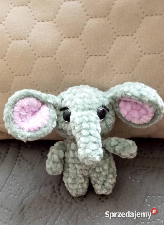 Słonik wykonany na szydełku Rękodzieło
