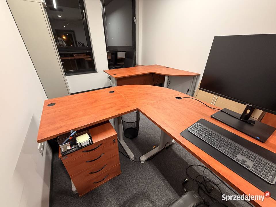 Zestaw mebli biurowych ABM biurka regał szafa