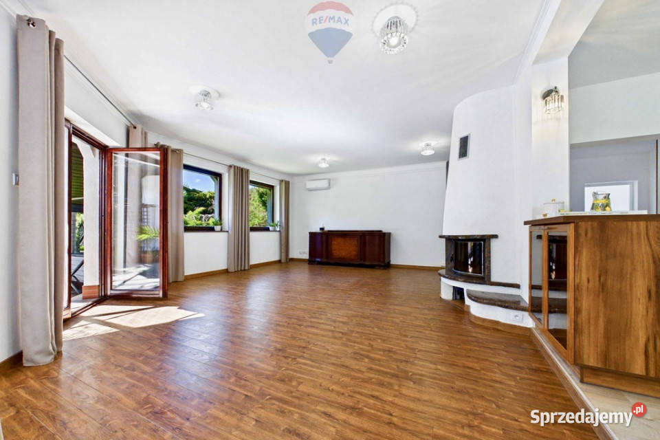 Dom z krytym basenem i pięknym ogrodem