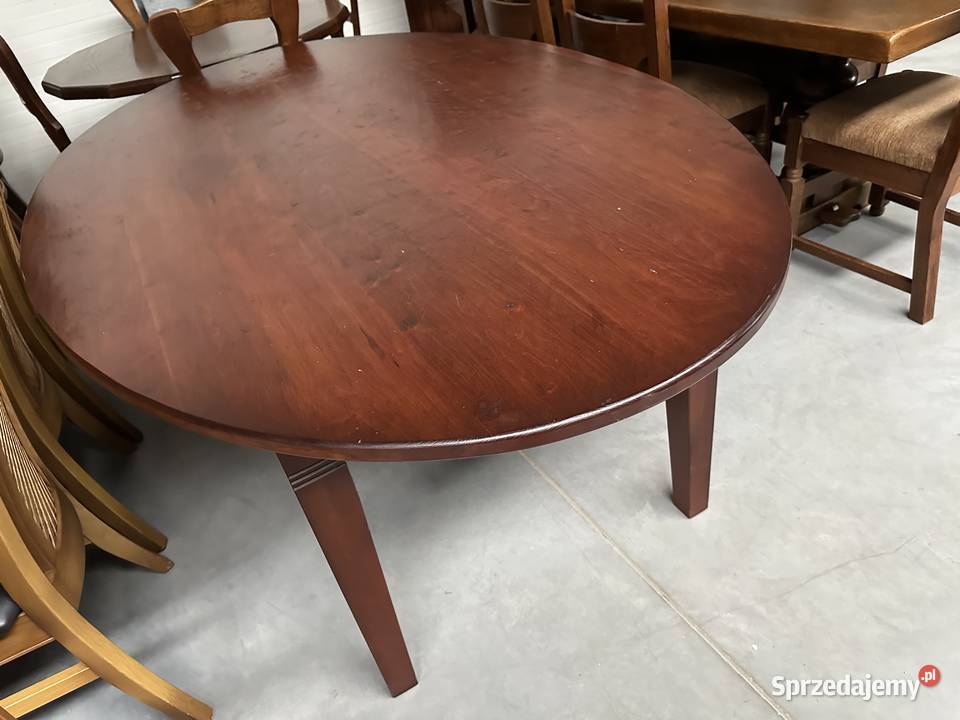Piękny masywny drewniany stół w kształcie owalnym
