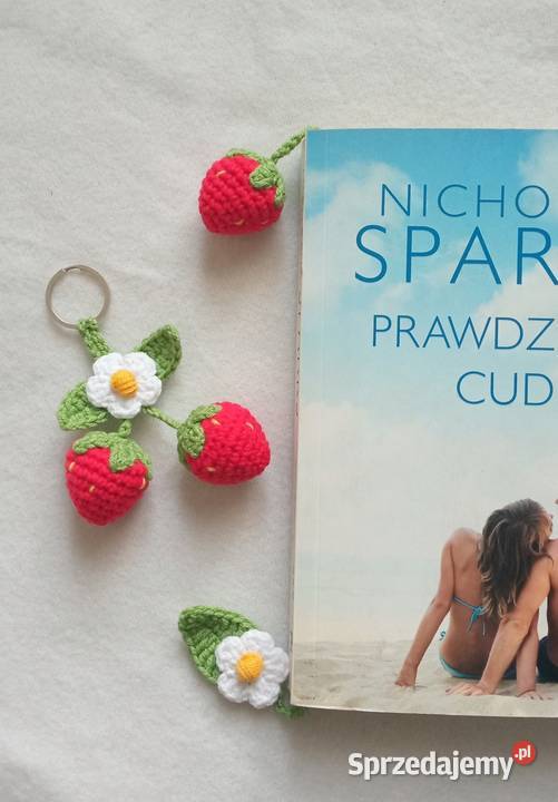 Truskawki wykonane na szydełku brelok zakładka