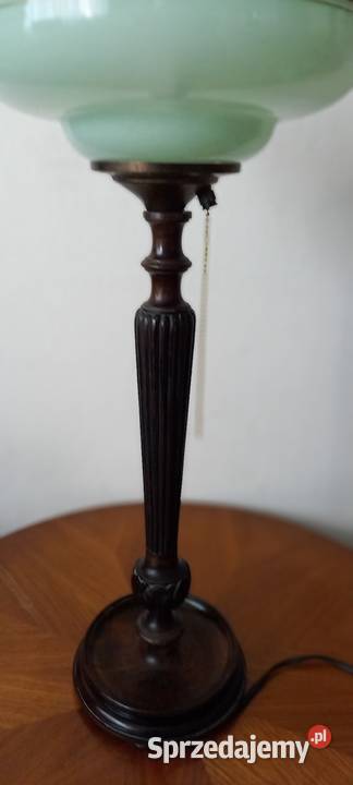 Elegancka drewniana lampa gabinetowa z kloszem