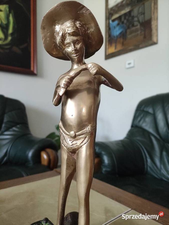 Rzeźba z brązu chłopca z rybą Giovanniego Janów Lubelski