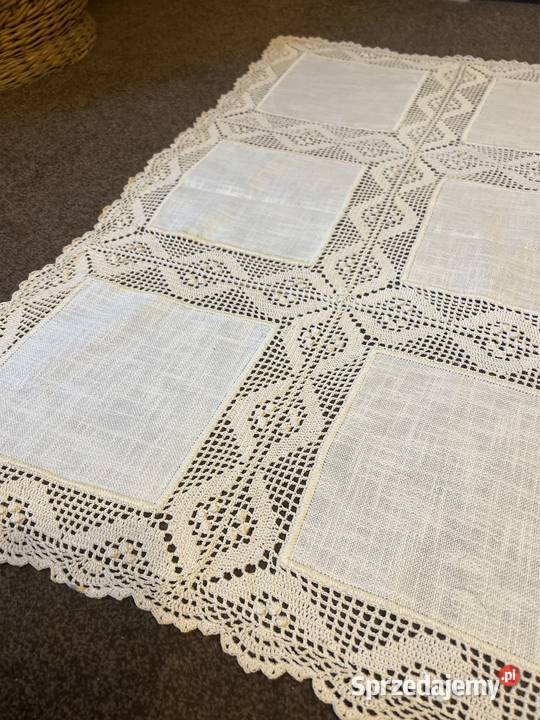Obrus szydełkowy bogato zdobiony koronkami inny kolor Zabrze