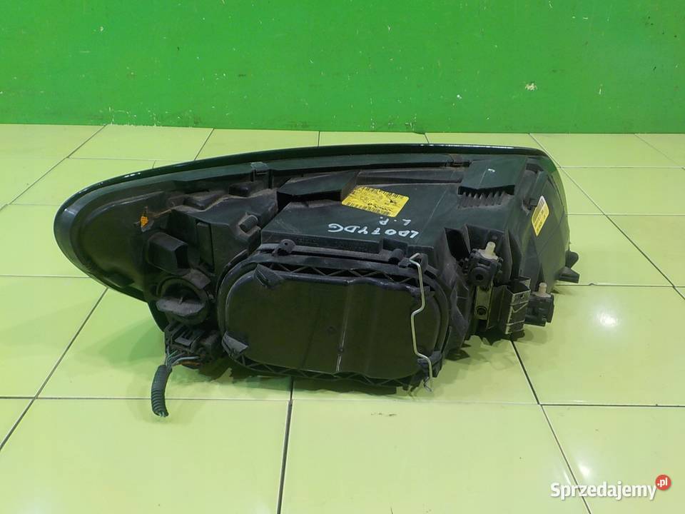 VOLVO C30 25T5 07r 3D lampa lewa przod 30657174 Suków sprzedam