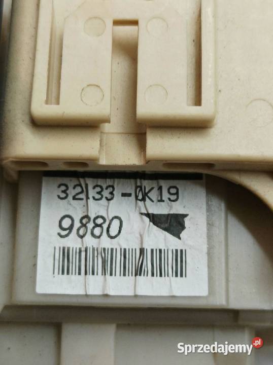 SKRZYNKA BEZPIECZNIKÓW 827300D290 13 B Toyota