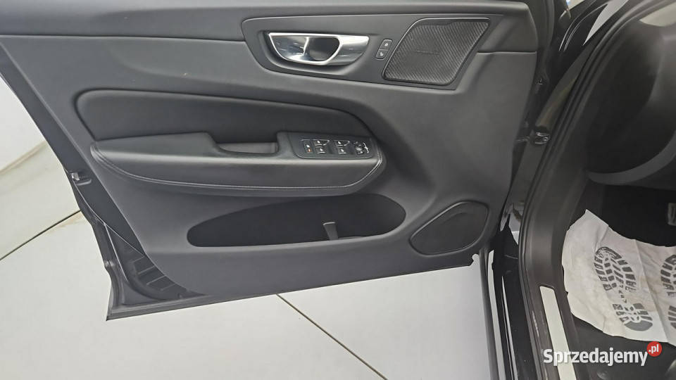 Volvo XC 60 B4 D AWD Core aut Z Polskiego Salonu czarny XC 60 Warszawa sprzedam