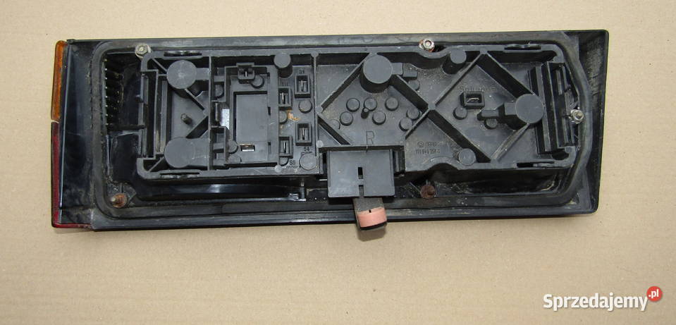 LAMPA TYLNA PRAWA VOLKSWAGEN GOLF MK1 1974 83r łódzkie Mysłaków