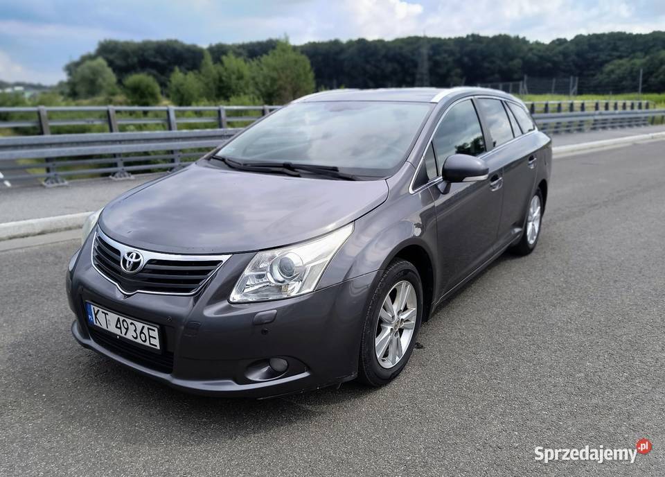 Toyota Avensis nieuszkodzony