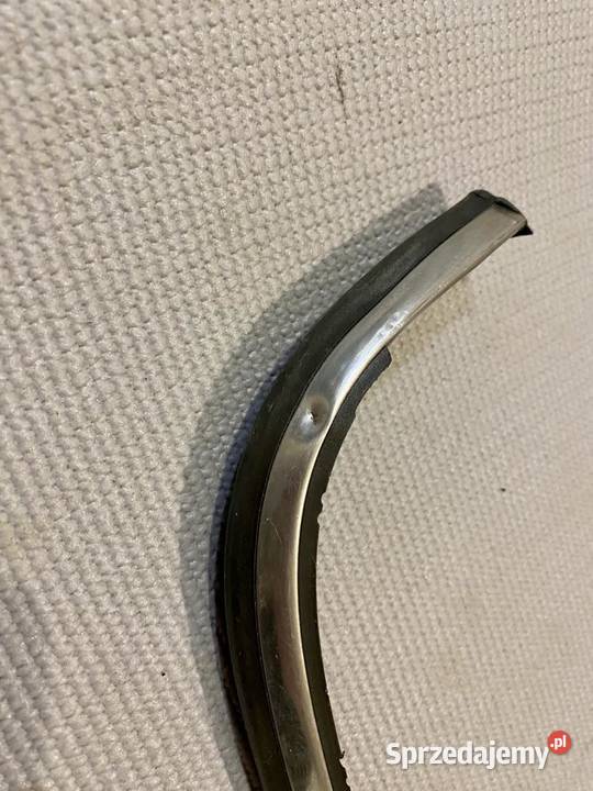 MercedesBenz W123 Listwa błotnika prawy tył Listwy i nakładki Karoseria Łagiewniki sprzedam