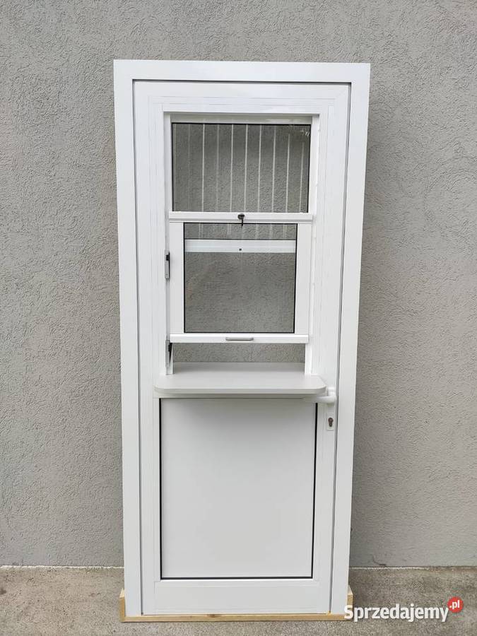 drzwi z oknem podnoszonym i parapetem mineralno