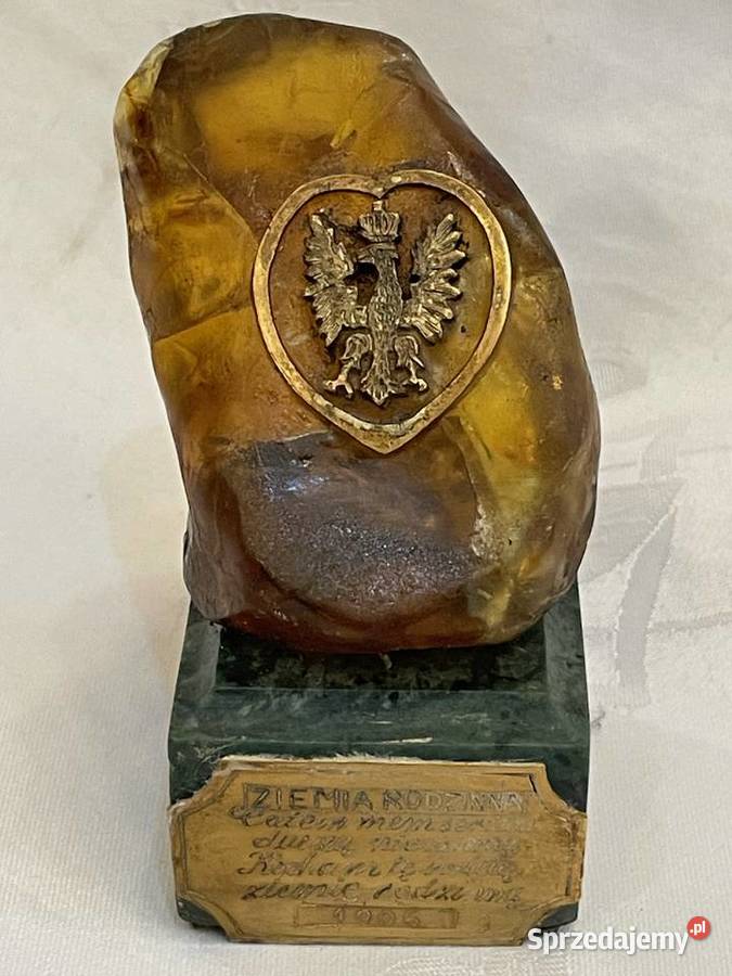 Patriotyczny orzełek grawerowany na bursztynie małopolskie