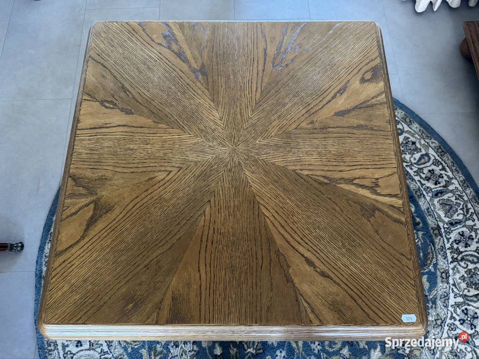 Kwadratowa dębowa ława na centralnej nodze Ełk