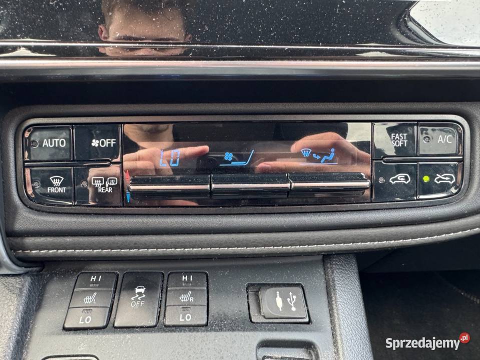 SToyota Auris 2018 18B Hybryd 155 tus Auris Kołobrzeg