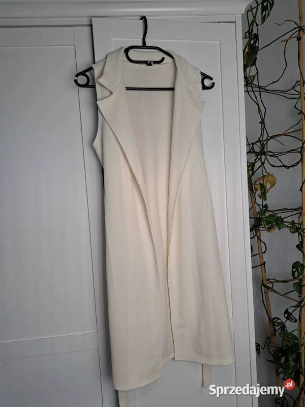 Stylowa biała kamizelka dłuższa z paskiem pomorskie Trąbki Wielkie