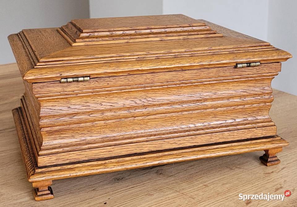 Drewniana stara ręcznie wykonana szkatułka z Kraków