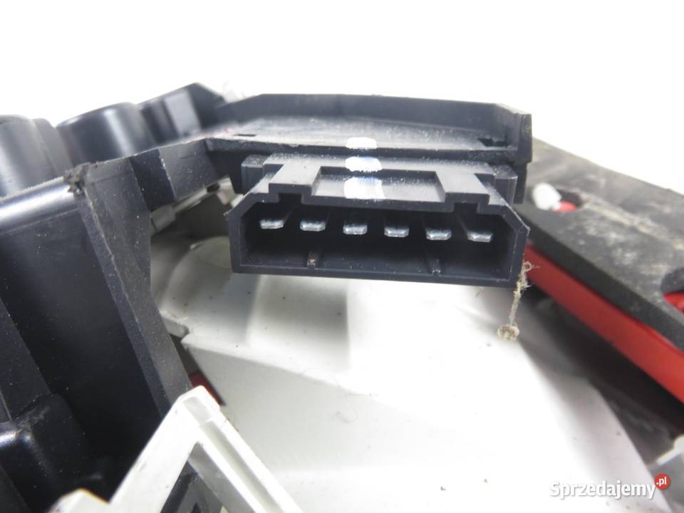 LAMPA PRAWA TYLNA AUDI A4 B5 SEDAN osobowe Lampy tylne