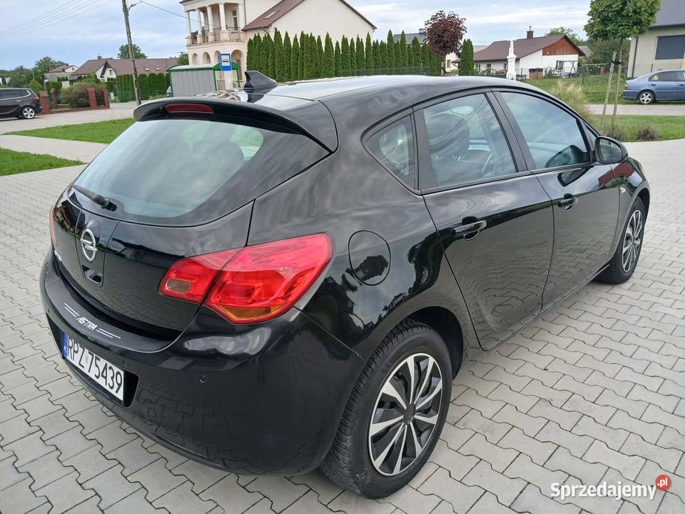 Opel Astra J 2010 16 benzyna 115 200 Grzane Przeworsk